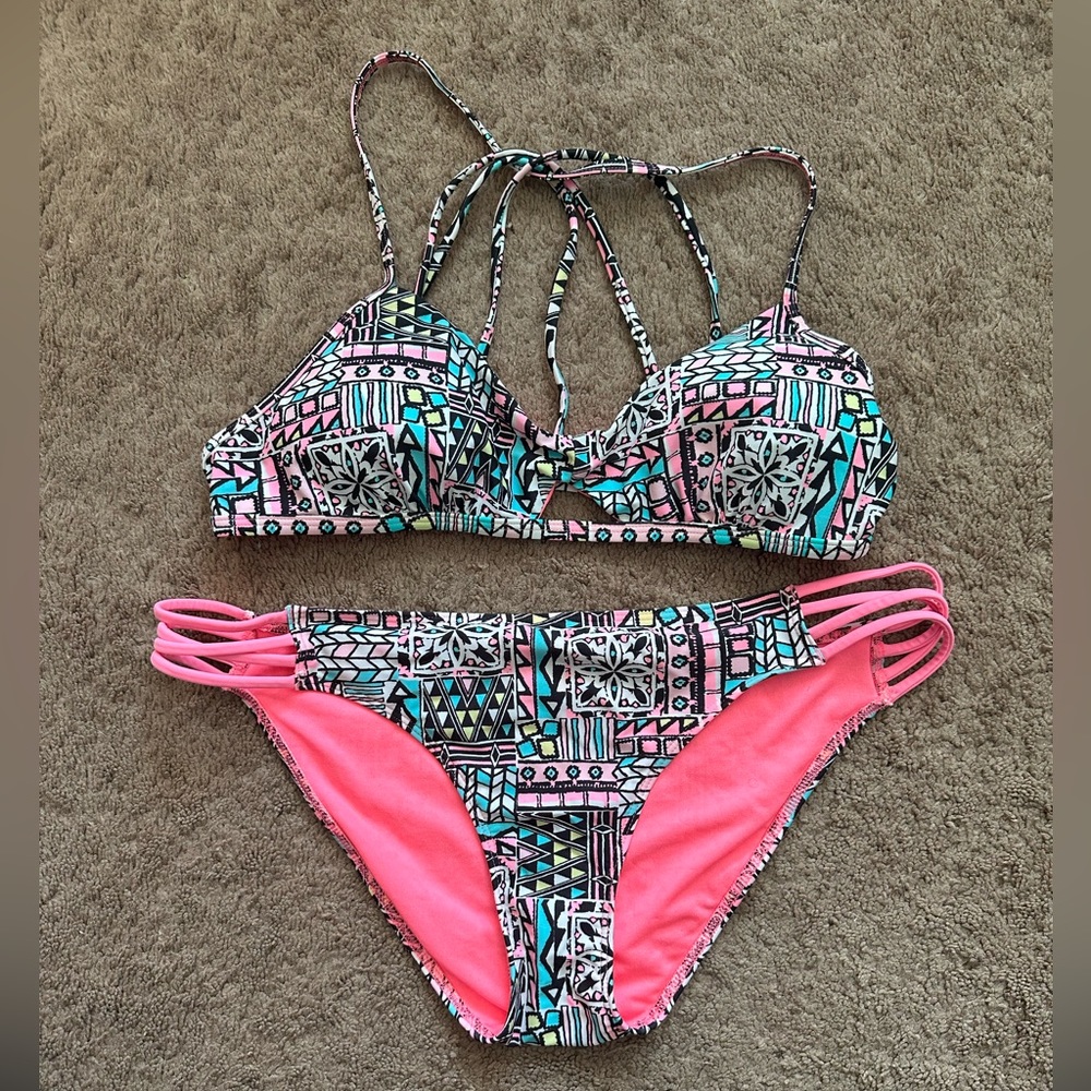 Hollister bathing suit geometric pattern size medium top and large bottoms